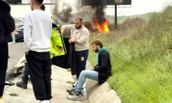 Tuzla’da direksiyon hakimiyeti kaybolan minibüs alev alev yandı