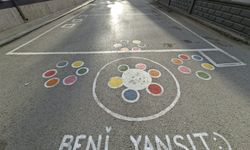 Gönüllü öğrencilerden ilkokula renkli dokunuş