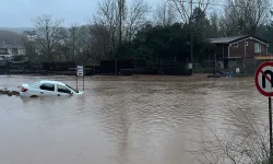 İstanbul’un göbeğinde yağmurdan yol çöktü! Araçlar dereye uçtu