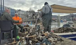 Balıkçıların ağına balık yerine yaklaşık 1 ton çöp takıldı