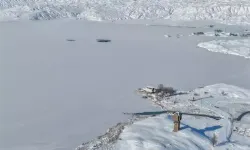 Sivas’ın en büyük gölü Tödürge buz tuttu