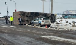 Seyir halindeki tır kayganlaşan yolda devrildi