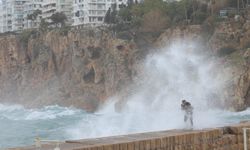 Şiddetli rüzgardan çatı uçtu, aracın üzerine tabela devrildi, elektrik telleri koptu!