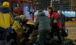 Takla atan otomobilde sıkışan arkadaşının başından bir an olsun ayrılmadı!