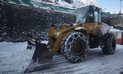 Büyükşehir ekipleri karla mücadeleyi sürdürüyor