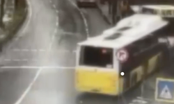 Esenler'de kontrolden çıkan İETT otobüsünün otoparka girmesi kamerada