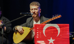 Volkan Arslan’dan Türk bayrağıyla anlamlı konser