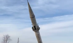 Yenisi yapılınca eski caminin minaresi kontrollü bir şekilde yıkıldı