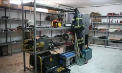 Deprem ekipmanlarını hatıra olarak saklıyor