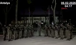 Mehmetçik'ten depremde hayatını kaybedenler için saygı duruşu