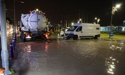 Sağanak cadde ve sokakları  göle döndürdü