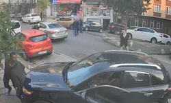 Film gibi olay... Kendi otomobilinin altında kalarak yaralandı