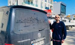 Tozlu araç görünce dayanamıyor camları sanat eserine dönüştürüyor