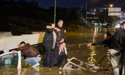 Suya gömülen minibüsteki 20 yolcu mahsur kaldı