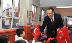 Başkan Ekim’den yeni dönemin ilk gününde öğrencilere Türk bayrağı