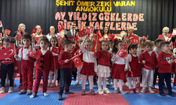 Trabzon'da öğrenciler bayrak sevgisi ile ders başı yaptı