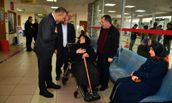 Trabzon Valisi Şahin'den hastalara anlamlı ziyaret