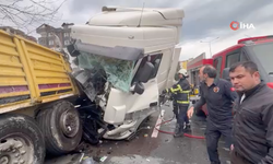 Rize’de park halindeki tıra çarpan tır kazası: 1’i ağır 4 yaralı