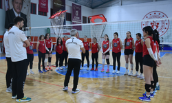 Tecrübeli başantrenör Ümit Terzi, eski öğrencileriyle eleceğin voleybolcularını yetiştiriyor