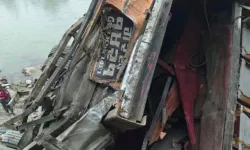 Katliam gibi kaza! Otobüs nehre düştü: 17 ölü