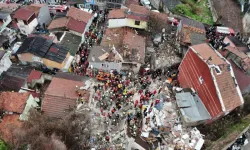 İki binanın çöktüğü mahallenin sakinleri  o anları anlattı...