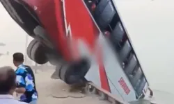 Yolcu otobüsü  nehre düştü! 24 kişi hayatını kaybetti