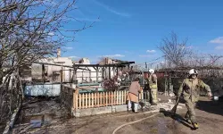 Evleri yangında kül olan çifte komşuları sahip çıktı