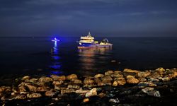 Rize'de balıkçı teknesi karaya oturdu