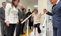 Depremde ailesini kaybeden Zeynep, Barbie’li protez bacağıyla hayata yeniden “ilk adımını” attı