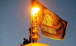 İran'da siyah bayrak göndere çekildi