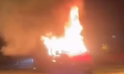 Park halindeki minibüs alevlere teslim oldu