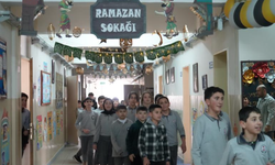 Bayburt’ta öğrenciler Ramazan ruhunu okula taşıdı: Koridorda 'Ramazan Sokağı' oluşturuldu