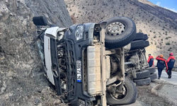 Artvin'de beton mikserinin devrildiği kazada sürücü yaralandı