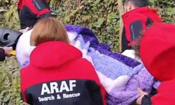 Bayramı köyünde geçirsin diye sedye ile evine taşındı