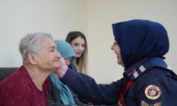 Bayburt'ta huzurevi sakinlerine jandarma sürprizi: Büyüklerin yüzü güldü