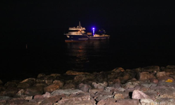 Rize’de kafes balıkçılığında kullanılan balıkçı motoru karaya oturdu!