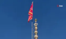 İran’da Kırmızı “İntikam” Bayrağı Göndere Çekildi