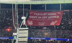 İngiliz taraftarlardan Atatürk pankartı