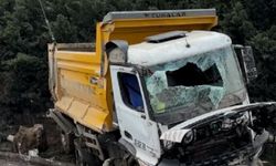 Bölgemizde feci kaza! Kamyon bariyerlere çarpıp yan yattı...