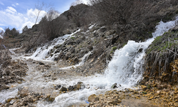 Dağın ortasından fışkırıyor: Aynı gün başlayıp aynı gün kesilen esrarengiz sular