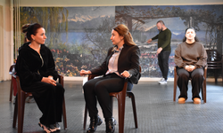 Kadına yönelik şiddet mağdurlarının başvuracağı yöntemler tiyatro sahnesinde