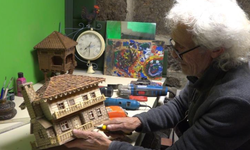 Emekli olduktan sonra yaptığı ahşap maket evler beğeni topluyor