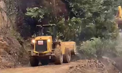 Rize’de heyelanı temizleyen iş makinesi son anda kurtuldu!