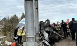Özel halk otobüsü üst geçide çarptı: 5 ölü, çok sayıda yaralı