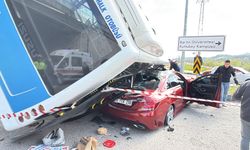 Öğrencileri taşıyan otobüs, otomobilin üzerine devrildi: 46 yaralı