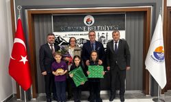 Başkan Azizoğlu koltuğu minik Belinay’a devretti