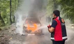 Artvin’de seyir halindeki otomobil alev alev yandı