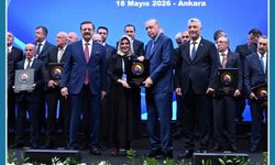 Mesleğinde 30 yılı doldurdu, plaketini Cumhurbaşkanı Erdoğan’ın elinden aldı
