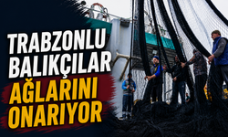 Trabzonlu balıkçılar ağlarını onarıyor