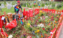 Okul saldırısında hayatını kaybeden çocukların ziyaretçileri eksik olmuyor